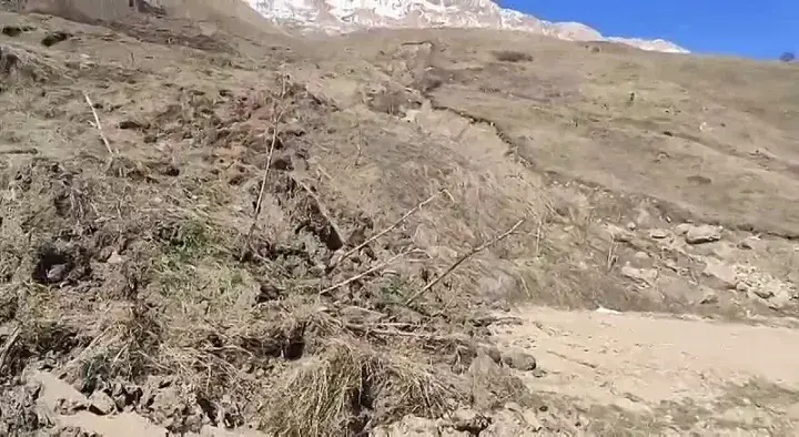 Оползень возле села Куруш. Скриншот видео https://dagestan-news.net/society/2025/04/26/163805.html Оползень возле села Куруш. Скриншот видео https://dagestan-news.net/society/2025/04/26/163805.html