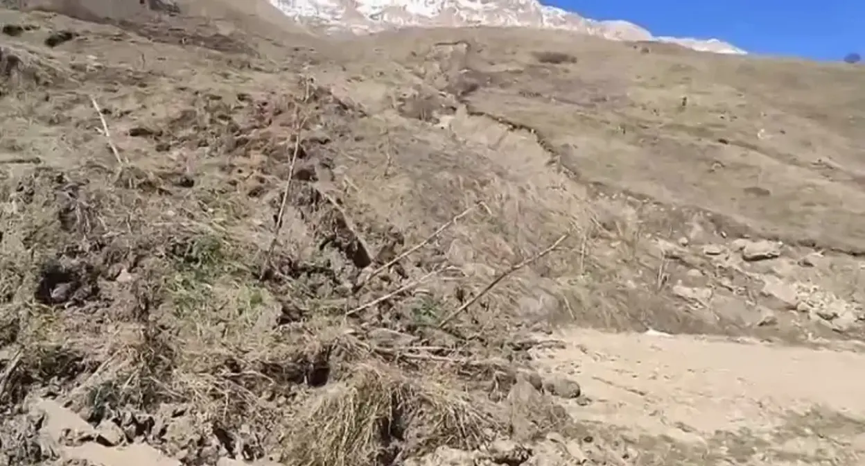Оползень возле села Куруш. Скриншот видео https://dagestan-news.net/society/2025/04/26/163805.html
