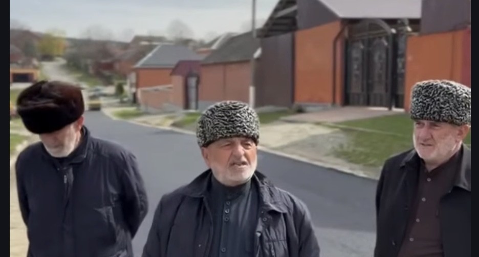 Жители Плиево демонстрируют самостоятельно заасфальтированный участок улицы. Кадр видео Фортанга Org / YouTube