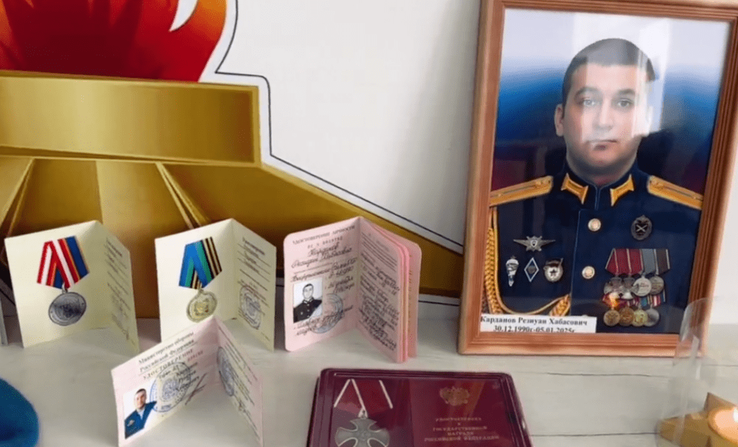 Награды и портрет Резиуана Карданова. Стоп-кадр видео администрации Баксанского района от 30.04.25, https://t.me/baksraion/8822.