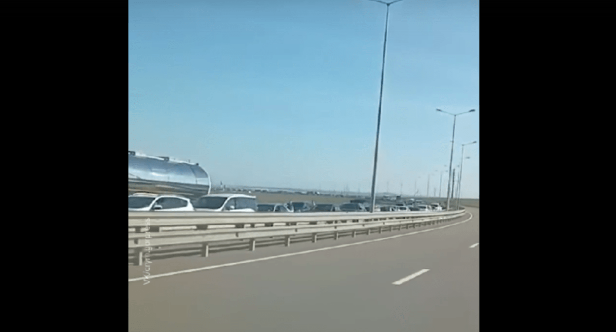 Очередь на Крымский мост. Стоп-кадр видео https://vkvideo.ru/video-6384628_456263618 от 01.05.25. 