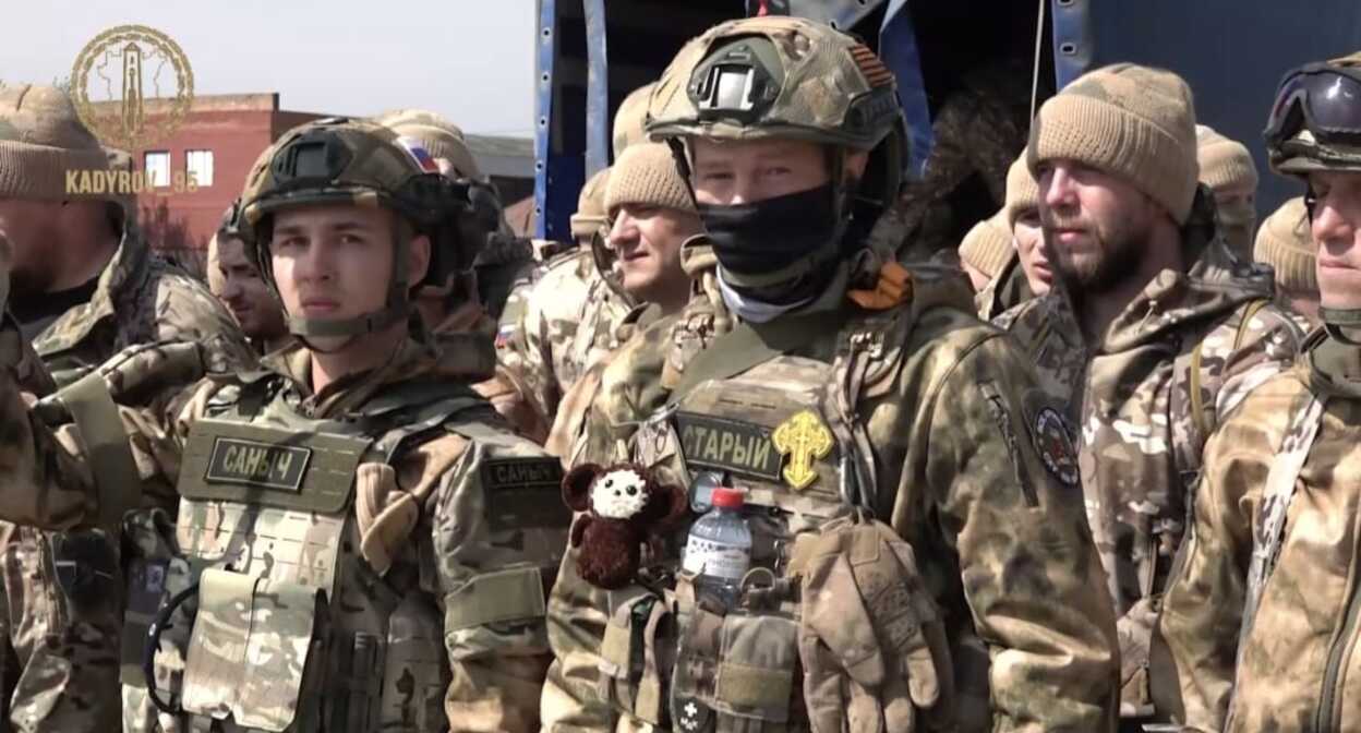 Отряд добровольцев вылетел из Чечни в зону военной операции на Украине. Стоп-кадр видео, опубликованного в телеграм-канале Апти Алаудинова.