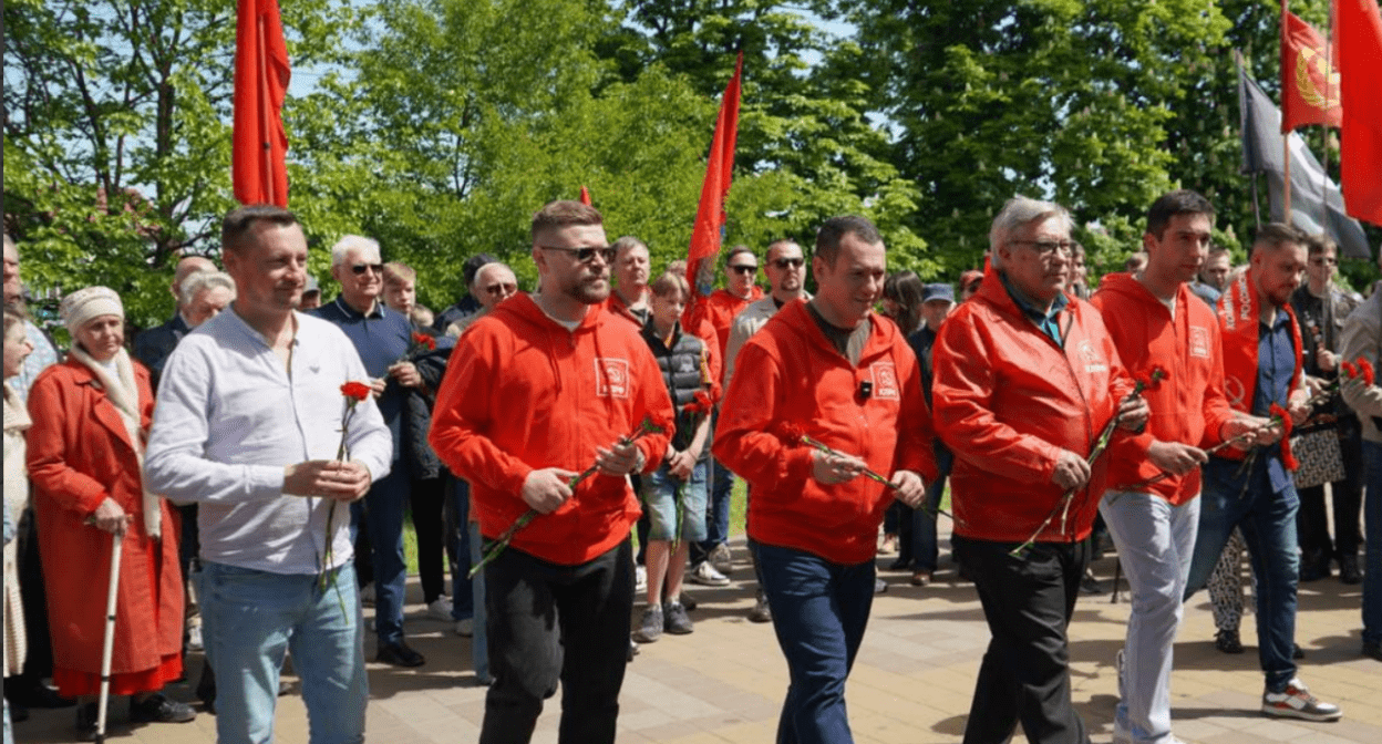 Возложение цветов по случаю Первомая в Краснодаре. Скриншот фото из Telegram-канала "Красный темник" от 01.05.25, https://t.me/redtemnik/5269.