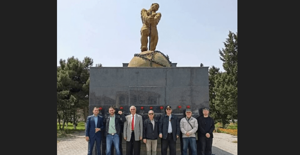 Участники первомайской акции в Баку. Скриншот фото с сайта Reyting.Az от 01.05.25, https://reyting.az/cemiyyet/131008-kommunistler-bakida-1-may-gezintisine-cixiblar.html?fbclid=IwY2xjawKAed9leHRuA2FlbQIxMQBicmlkETE5Y3BtV2V2UkJKZE9FZjZ1AR6848eutna8K3BqQqYi4GbyXBK_rfsrYM6yckaj-u0Ns-upx7a2s7R9K8cNmA_aem_NrzulvmFOShZd7493LKvWw Участники первомайской акции в Баку. Скриншот фото с сайта Reyting.Az от 01.05.25, https://reyting.az/cemiyyet/131008-kommunistler-bakida-1-may-gezintisine-cixiblar.html?fbclid=IwY2xjawKAed9leHRuA2FlbQIxMQBicmlkETE5Y3BtV2V2UkJKZE9FZjZ1AR6848eutna8K3BqQqYi4GbyXBK_rfsrYM6yckaj-u0Ns-upx7a2s7R9K8cNmA_aem_NrzulvmFOShZd7493LKvWw