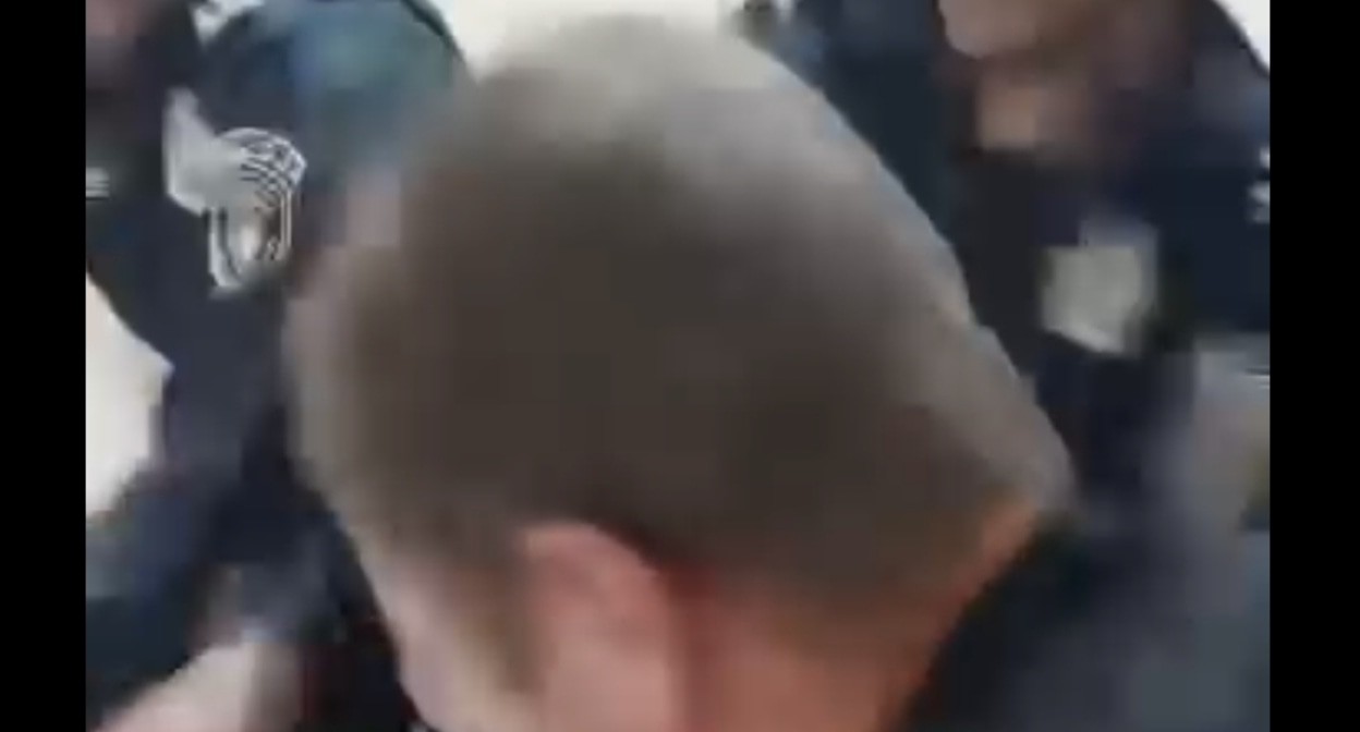 Полицейские силой задерживают жителя Армавира в его доме. Кадр видео на странице Ара Карагиозяна / Facebook