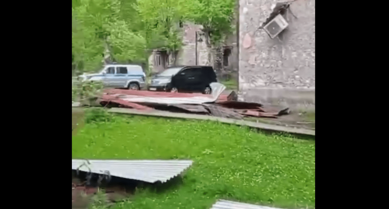 Последствия урагана в Ткуарчале. Стоп-кадр видео "Апсны медиа" от 02.05.25, https://t.me/apsnypress/18124.