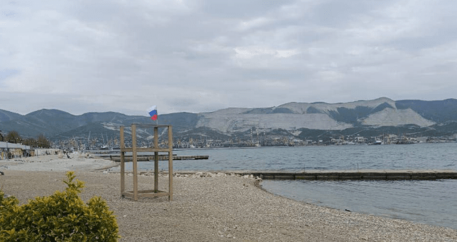 Пустой пляж в Новороссийске. Скриншот фото "Блокнот Новороссийск" от 02.05.25, https://t.me/bloknot_nvrssk/43296.