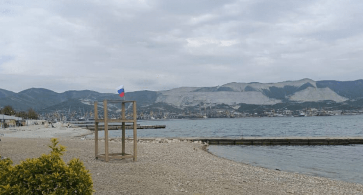 Пустой пляж в Новороссийске. Скриншот фото "Блокнот Новороссийск" от 02.05.25, https://t.me/bloknot_nvrssk/43296.