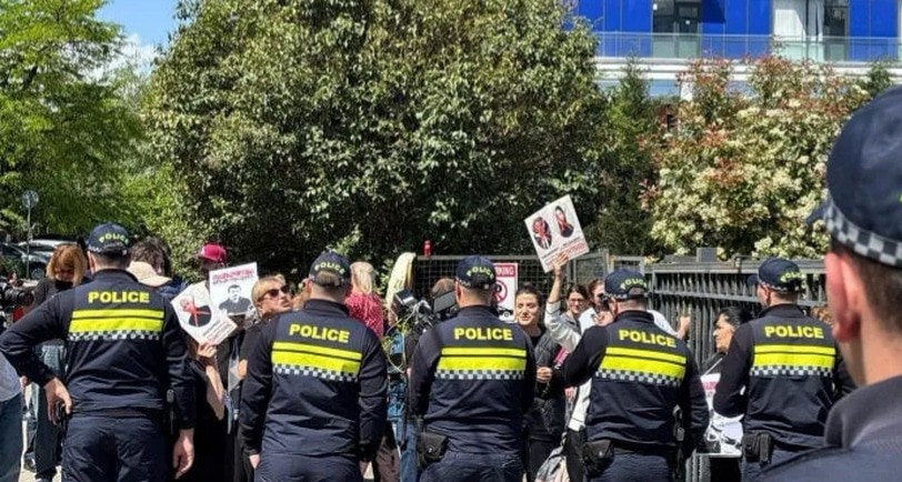 Полицейские и протестующие около здания Высшей школы юстиции. Тбилиси, 3 мая 2025 года. Фото: "Интерпрессньюс" https://www.interpressnews.ge/ru/article/168218-u-vysshei-shkoly-iustitsii-provodiat-aktsiiu-roditeli-zaderzhannykh-vo-vremia-protestov-oni-ustroili-sudiam-tn-koridor-pozora Полицейские и протестующие около здания Высшей школы юстиции. Тбилиси, 3 мая 2025 года. Фото: "Интерпрессньюс" https://www.interpressnews.ge/ru/article/168218-u-vysshei-shkoly-iustitsii-provodiat-aktsiiu-roditeli-zaderzhannykh-vo-vremia-protestov-oni-ustroili-sudiam-tn-koridor-pozora