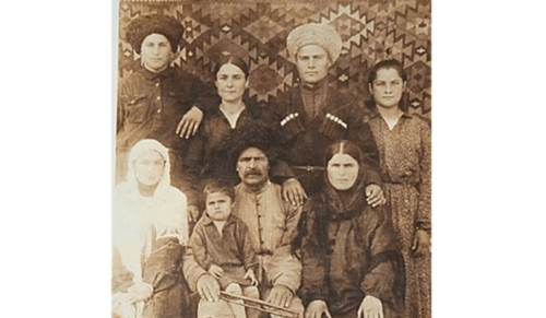 Семья Салпагаровых. Скриншот фото из Telegram-канала администрации Карачаевского района от 03.05.25, https://t.me/karachraion/11621.