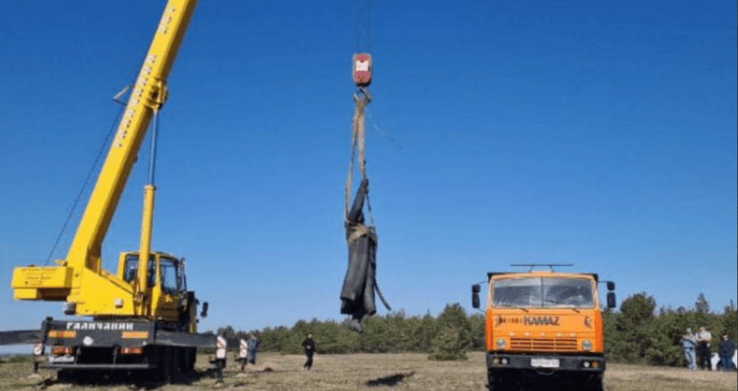 Демонтаж памятника. Скриншот фото из Telegram-канала Всероссийского казачьего общества от 04.05.25, https://t.me/vskoru/11793.