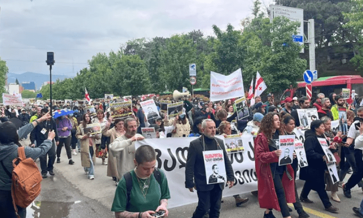 Марш единства. Скриншот фото "Интерпрессньюс" от 04.05.25, https://www.interpressnews.ge/ru/article/168238-v-tbilisi-prokhodit-marsh-edinstva