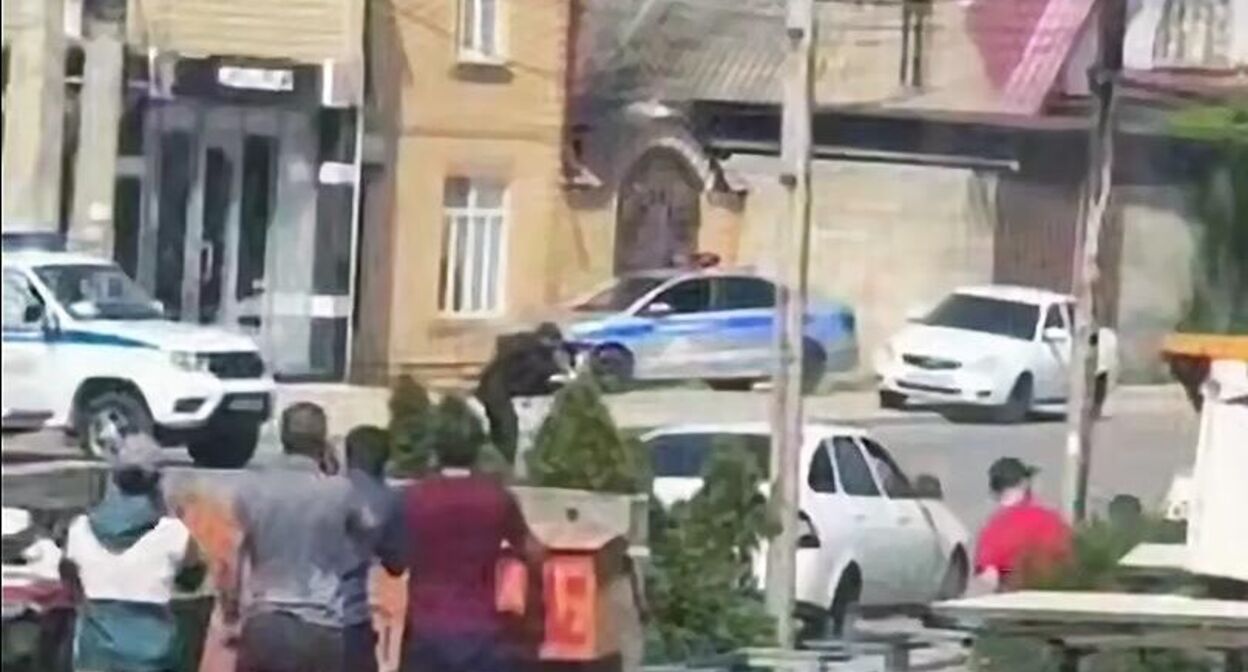 Нападение на силовиков в Махачкале. 5 мая 2025 г. Скриншот видео https://ria.ru/20250505/mvd-2015073634.html