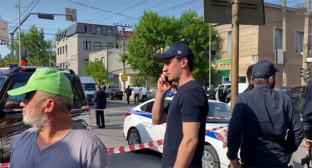 На месте перестрелки в Махачкале. 5 мая 2025 г. Скриншот видео https://ria.ru/20250505/mvd-2015073634.html