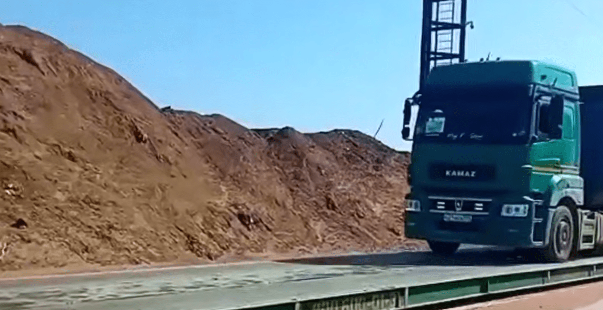 Кучи песка на полигоне в хуторе Воскресенский. Стоп-кадр видео оперштаба Краснодарского края от 18.04.25, https://t.me/opershtab23/13289