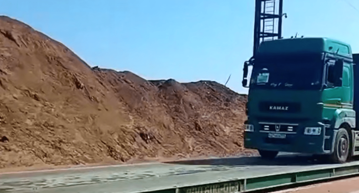 Кучи песка на полигоне в хуторе Воскресенский. Стоп-кадр видео оперштаба Краснодарского края от 18.04.25, https://t.me/opershtab23/13289