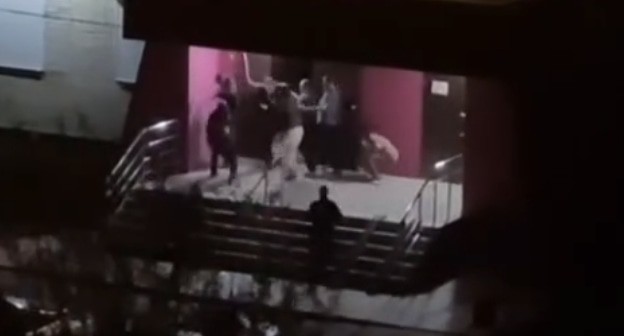 Драка в Камешково. Кадр видео, опубликованного сообществом novosty_ingushety в Instagram.
