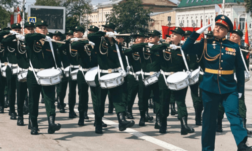 Участники парада в Новочеркасске. Скриншот фото из Telegram-канала администрации города от 09.05.25, https://t.me/novochgrad/17903.