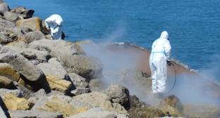 Очистка камней в районе Высокого берега. Стоп-кадр видео оперштаба Краснодарского края от 07.05.25, https://t.me/opershtab23/13441.