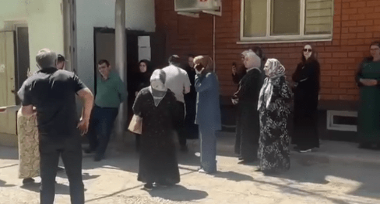 Жители улицы Бездорожная потребовали бесперебойного электричества. Стоп-кадр видео из Telegram-канала "Спросите у Расула" от 10.05.25,  https://t.me/askrasul/63193?single