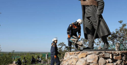 Снос бронзового памятника в Еланском музее казачества. Скриншот фото из Telegram-канала Владимира Мелихова от 10.05.25, https://t.me/melihov_elan_kazak/279.