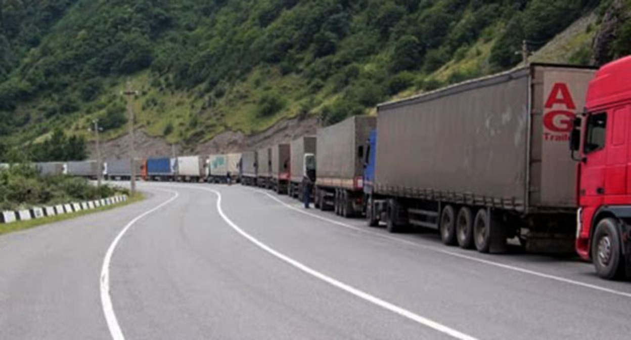 Пробка из большегрузов на КПП "Верхний Ларс". Cкриншот видео https://www.youtube.com/watch?v=MBS5bL9pzf