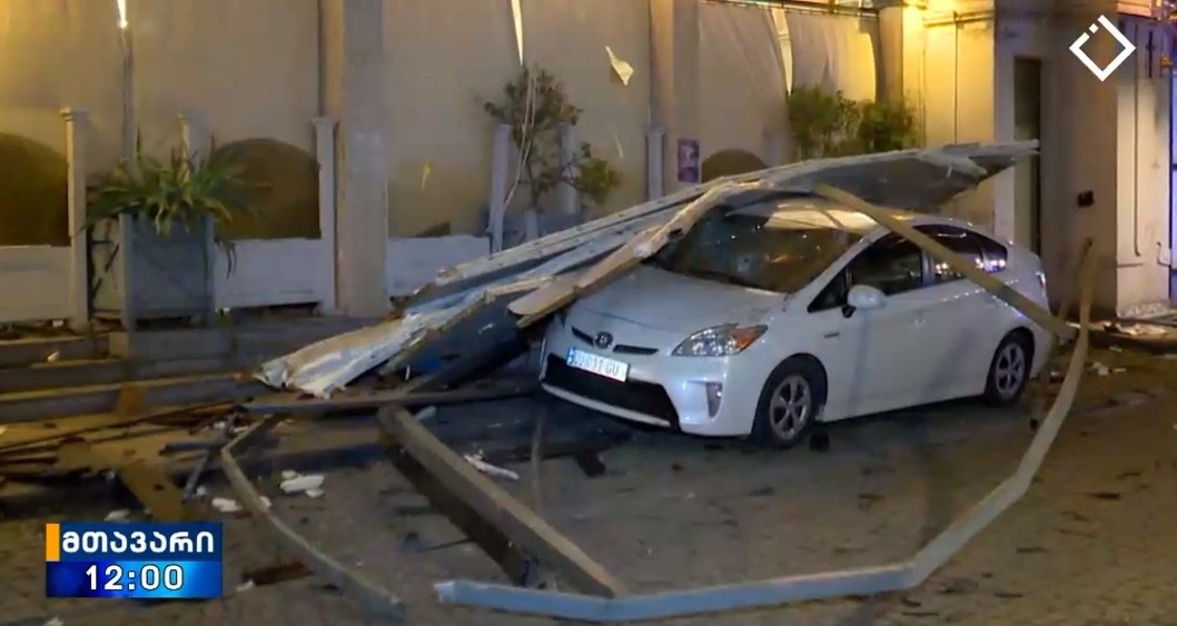 Автомобиль, на который во время урагана упали конструкции. Батуми, 11 мая  2025 года. Кадр телесюжета "Аджара ТВ" https://www.ajaratv.ge/article/150364