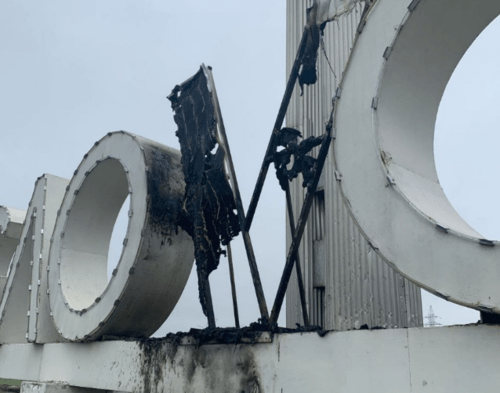 Сгоревшая буква. Скриншот фото из Telegram-канала Евгения Моисеева от 11.05.25, https://t.me/moiseev_eugene/23635.