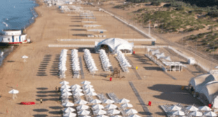 Пляж отеля Miracleon. Скриншот фото с сайта отеля https://miracleon.ru/plyazhnaya-zona/