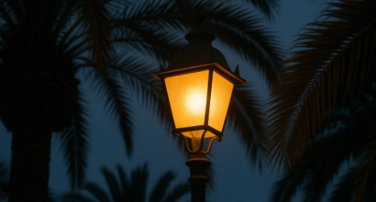 Фонарь среди пальм. Изображение создано ИИ в программе Copilot по запросу "Кавказского узла".