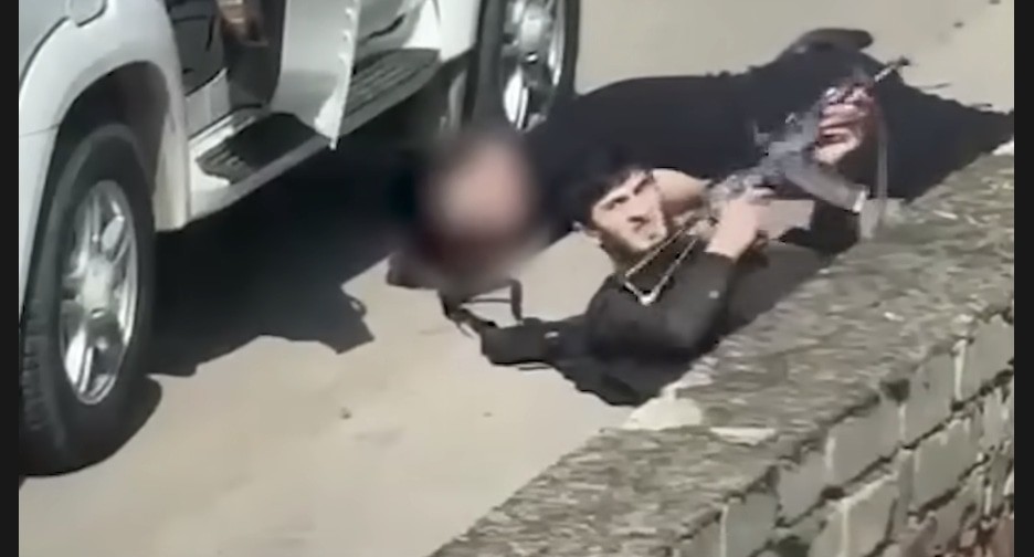 Нападение на силовиков в Махачкале. Кадр видео "Кавказского узла" https://youtu.be/RTANBD4E94E.