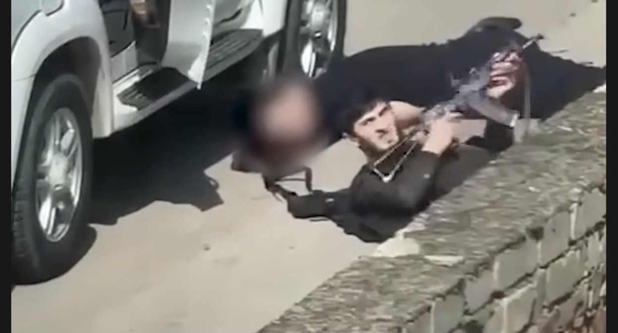 Нападение на силовиков в Махачкале. Кадр видео "Кавказского узла" https://youtu.be/RTANBD4E94E.