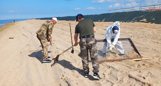 Сбор мазута возле Анапы. 12 мая 2025 г. Скриншот видео https://t.me/opershtab23/13465
