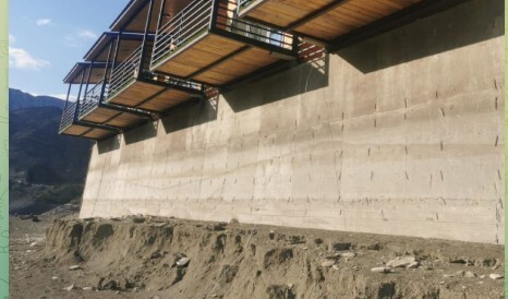 Гостевые дома над обрывом на базе отдыха в Дагестане. Скриншот из телеграм-канала СУ СКР по Дагестану.