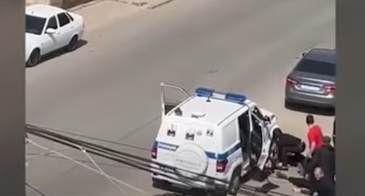 Один из эпизодов атаки на силовиков в Махачкале 5 мая 2025 года. Кадр из видеосюжета "Кавказского узла".