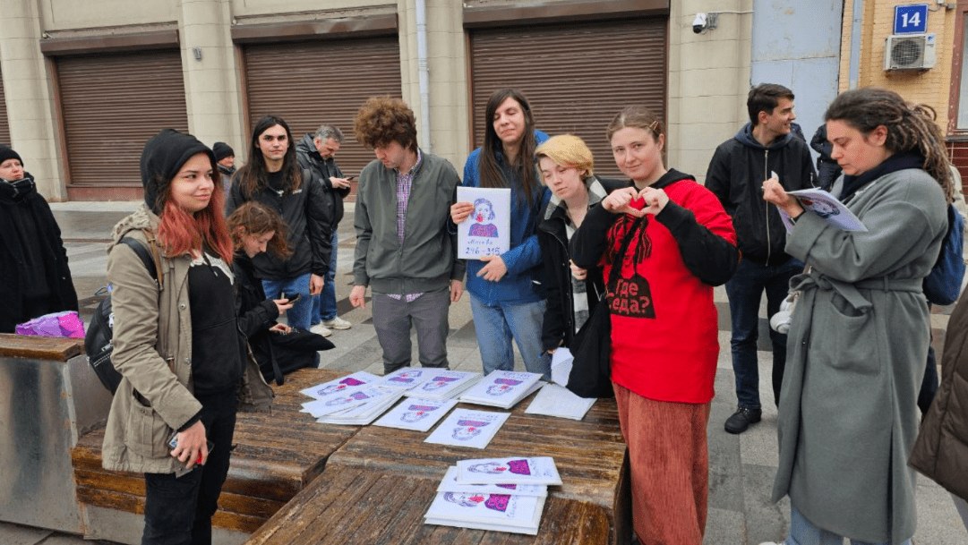 Участники сбора подписей у администрации президента. Скриншот фото от 13.05.25 из Telegram-канала "Где Седа?" https://t.me/helpseda/435.