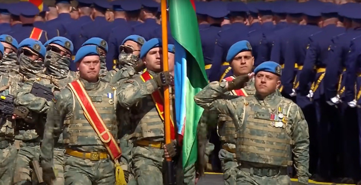 Парадный расчет ВС Азербайджана на параде в Москве. 9 мая 2025 года. Фото: скриншот видео https://www.youtube.com/watch?v=XSqhWdeFc8Y