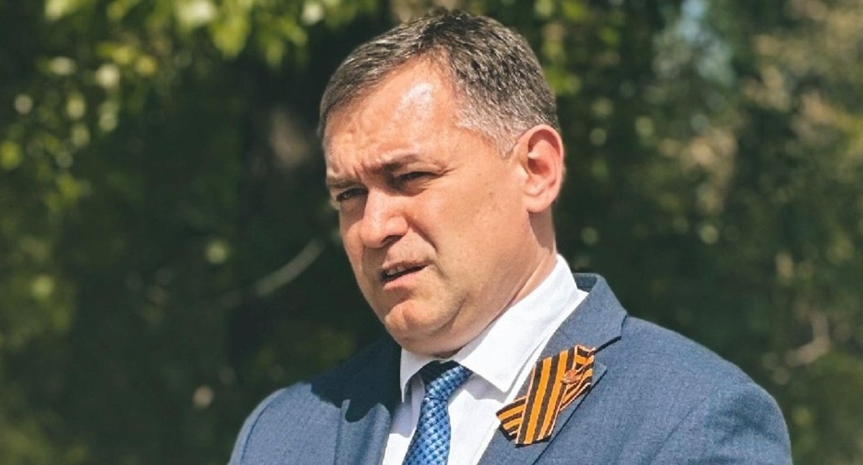 Юрий Лысенко незадолго до задержания, во время "объезда территорий" 13 мая 2025 года. Фото: пресс-служба главы администрации / "ВКонтакте".