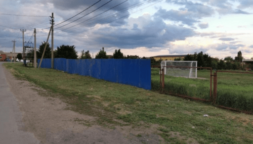 Территорию стадиона школы №13 обнесли забором. Скриншот фото "Блокнот Ростов" от 16.05.25, https://bloknot-rostov.ru/news/zhiteli-khutora-leninavan-vystupayut-protiv-razmeshch-1857996