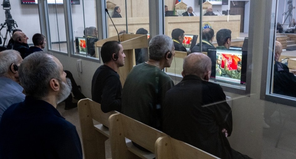 Участники слушаний в Бакинском военном суде. Фото: АПА https://ru.apa.az/vnutrennyaya-politika/na-sude-zaslusany-pokazaniya-ob-okkupacii-armyanskoi-armiei-territorii-azerbaidzana-i-ubiistve-mirnyx-zitelei-610541