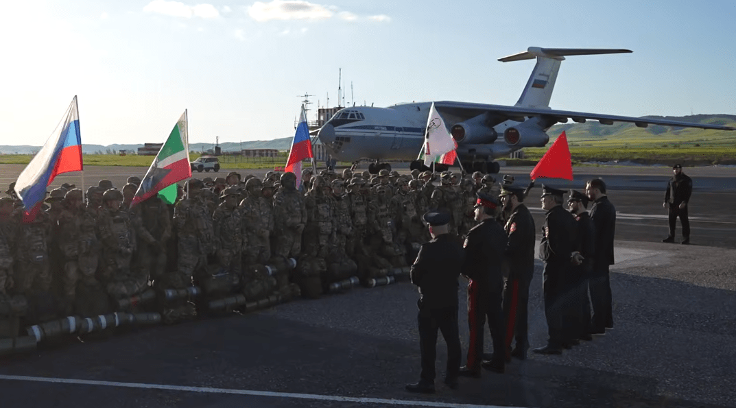 Бойцы в аэропорту Грозного. Стоп-кадр видео из Telegram-канала Рамзана Кадырова от 17.05.25, https://t.me/RKadyrov_95/5734.