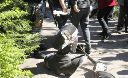 Часть разрушенной гипсовой скульптуры. Скриншот из ТГ-канала Владимира Мелихова от 10.05.25, https://t.me/melihov_elan_kazak/279?single