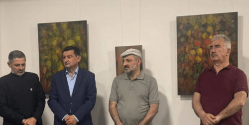 Открытие выставки Самвела Тавадяна. Скриншот фото из Telegram-канала Dizak Art от 17.05.25, https://t.me/DizakART/106.