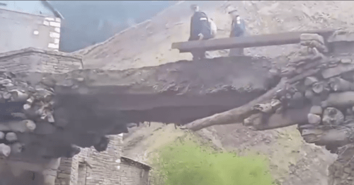 Люди на частично обрушившемся мосту. Стоп-кадр видео ТАСС/Кавказ от 18.05.25, https://t.me/kavkaz_tass/13235.