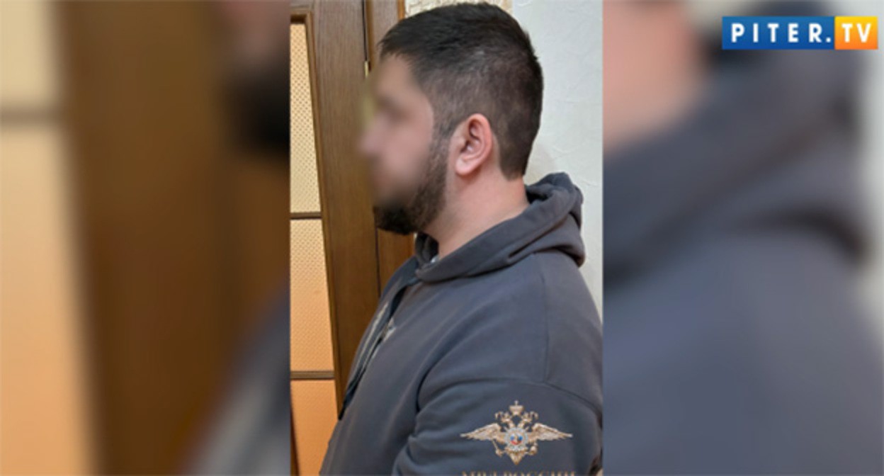 Задержанный в подозрении в содействии зарубежным телефонным мошенникам. 19 мая 2025 г. Скриншот видео https://piter.tv/event/v_spb_zaderzhali_troih_podozrevaemih_v_sodejstvii_zarubezhnim_telefonnim_moshennikam/