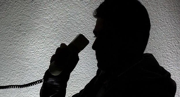 Мужчина держит телефонную трубку. Фото: https://www.donland.ru/news/16821/