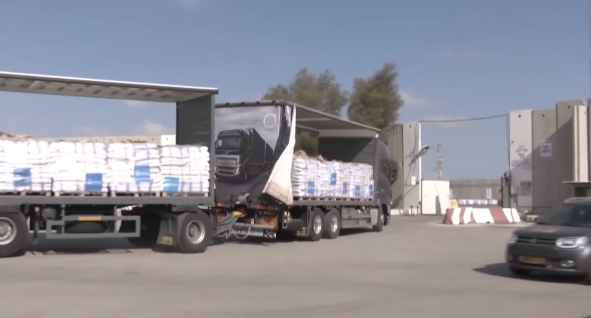 Проезд гуманитарных грузов в сектор Газа. Кадр видеосюжета Al Jazeera English / YouTube 