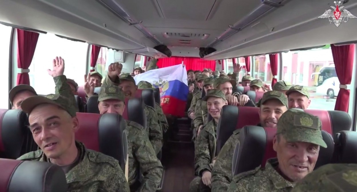 Возвращенные из плена военнослужащие. 25 мая 2025 года. Кадр видео Минобороны России https://t.me/mod_russia/53102