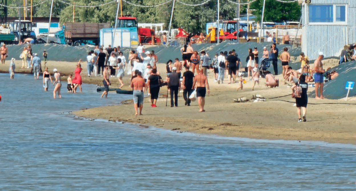 Пляж в Анапе. Скриншот фото Юрия Озаровского от 25.05.25, https://t.me/MoreOz/96926.