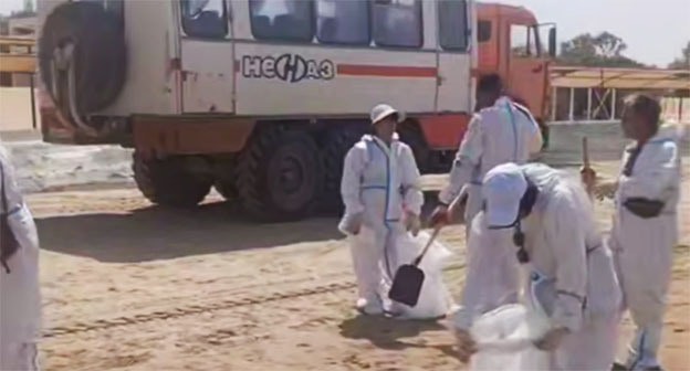 Уборка мазута на пляжах Анапы. 26 мая 2025 г. Скриншот видео https://t.me/opershtab23/13531